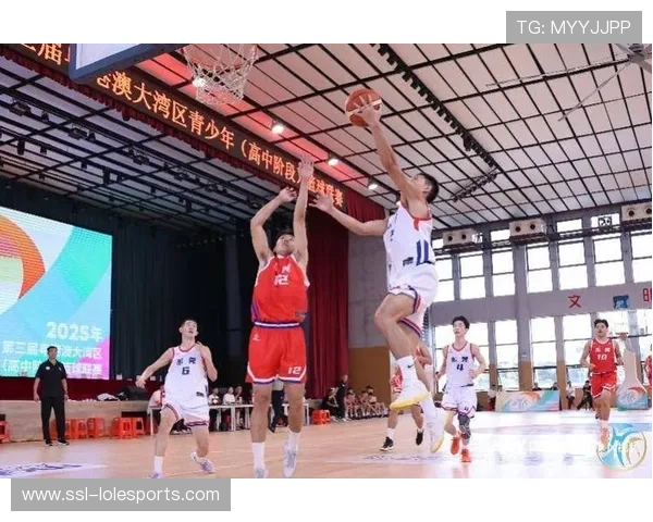 粤港澳大湾区赛球员切磋球技,观众掌声点燃现场氛围