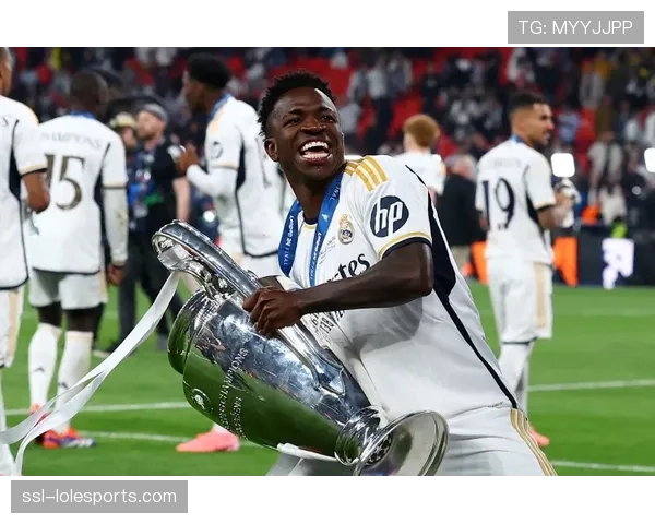 维尼修斯半场奔袭60米造点，皇马一次反击即改写国家德比局势